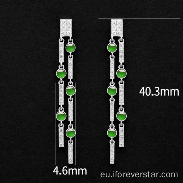 Kolore berdea Jadeite izoztua belarritako bitxiak botatzen ditu